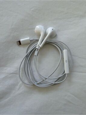 Apple Wired EarPods with Lightning Connector